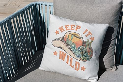 CACTUS CAPO DE COWBOY MANTENHA POMBELO DE PROFUNHO SING WILD 18 ″ × 18 ″, Campa de almofada decorativa gráfica ocidental