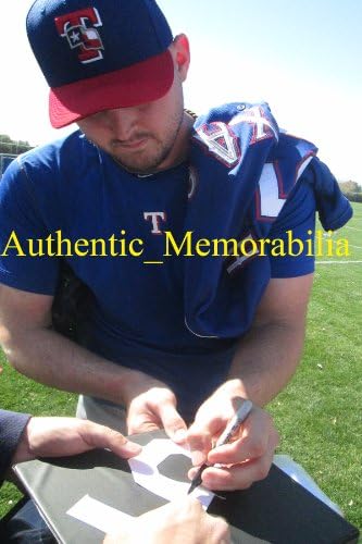 Matt Harrison autografou o Texas Rangers Blue Jersey com prova, foto de Matt assinando para nós, Texas Rangers, 2010 World